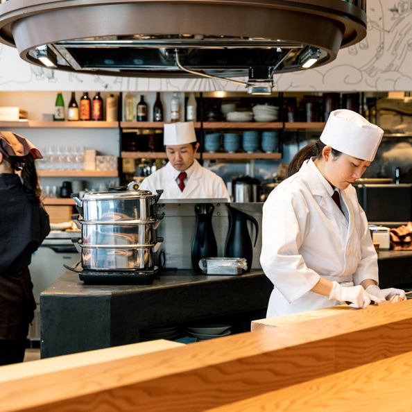 ● [LIVE feeling! Cook food in front of customers! Counter seats] Counter seats that are ideal for a small drinking party with friends or one person! The inside of the store facing the station front street.Feel free to enjoy our specialty tempura and dishes! 《#Sapporo Station #Izakaya #Tempura #Banquet #Women's Association #Birthday #Seafood #Private Room #Sake》