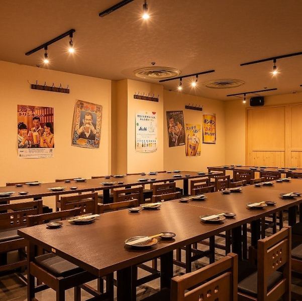 【貸切大歓迎】大人数での宴会も大歓迎です！広々としたワンフロアの店内は、使い勝手抜群！全員の顔が見渡せる一体感のある空間は、新年会・歓送迎会などの各種宴会はもちろん、同窓会やイベントの打ち上げにも最適！周りを気にせず盛り上がれます。貸切は30～42名様まで対応可能。いつでもお気軽にお問い合わせください。