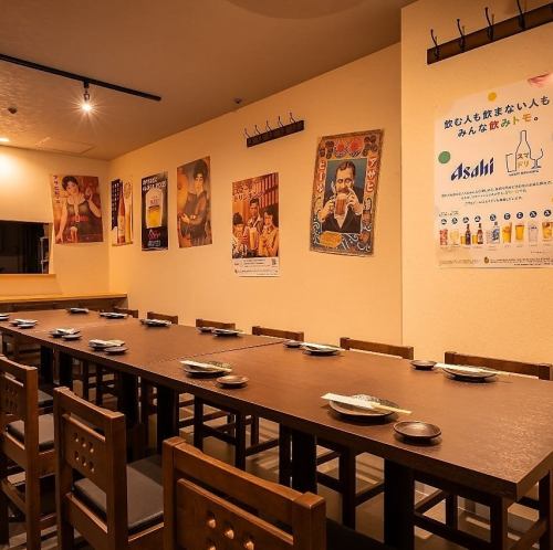 【テーブル席:2~36名様】広々テーブルでごゆっくりとおくつろぎいただけます。ご宴会や飲み会に最適な広々としたテーブル席をご用意しております。2名様からご利用可能で、会社宴会はもちろん、ご友人との飲み会にも◎ゆったりとテーブルを使えるので、お料理を並べても窮屈さを感じさせません。