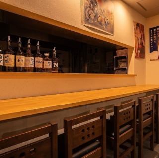 【カウンター席:1~6名様】お1人でもカップルでもお気軽にお寛ぎいただます。お一人様でもカップルでも、お気軽にお寛ぎいただけるカウンター席です。1名様から6名様までの少人数でのご利用に最適。目の前で料理が仕上がる様子を眺めながら、出来立ての逸品とお酒をじっくり味わえます。