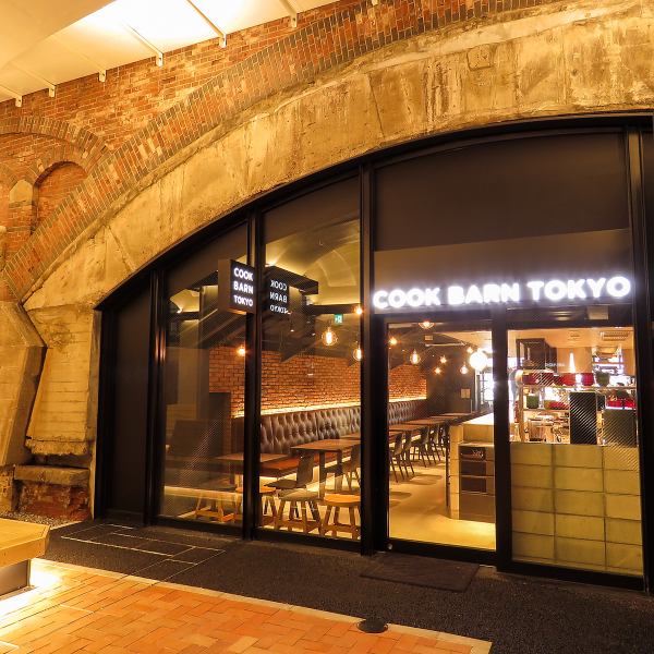 【日比谷okurojiの注目点、肉専門店　COOKBARN】茨城県のブランド牛¨常陸牛¨をメインに、茨城県産の食材にこだわった料理をご提供。料理に合わせたワインも数多くご用意してます。カジュアルリッチをテーマにした落ち着いた店内で素敵なお食事の時間を...