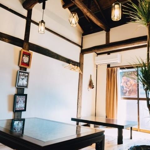 The tatami room space has tables for 6 people and 4 people, and can guide up to 10 people.The posters of the Showa era and the feeling of the beams are nostalgic, and it seems as if you have traveled back in time to the good old days.It's an Instagram-worthy space that is irresistible for fashion lovers.