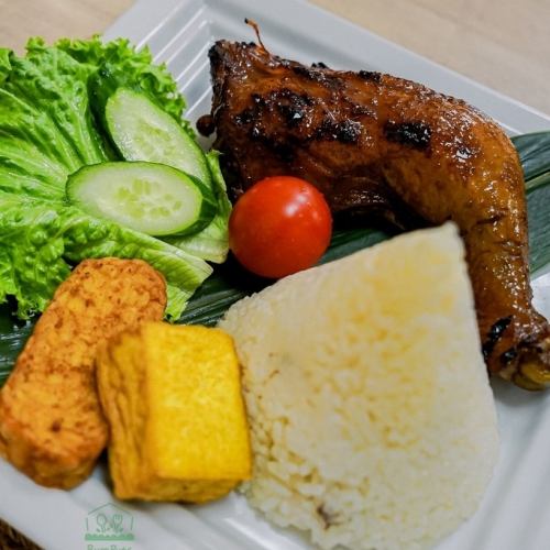 インドネシアの炊き込みご飯アヤムバカル
