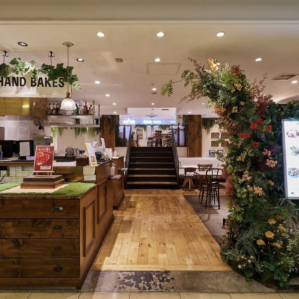 「HAND BAKES」位於Lumine Shinjuku 2 3樓時尚樓層，與新宿站直接相連。