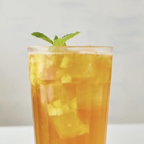 除了茶之外，我們還提供多種雞尾酒。