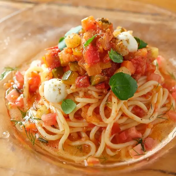夏野菜の冷製トマトソースパスタ