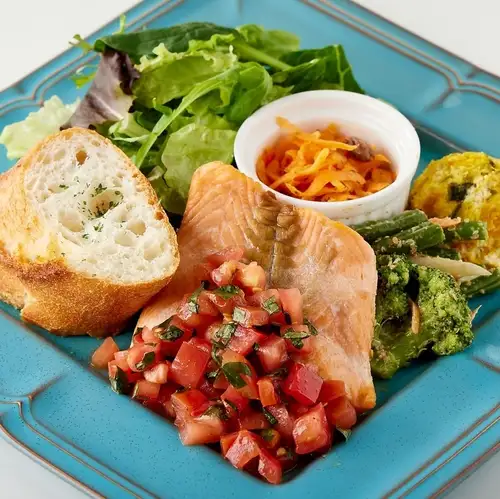 Oven-baked salmon with tomato sauce