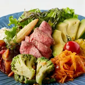 Roast beef and avocado gathering salad