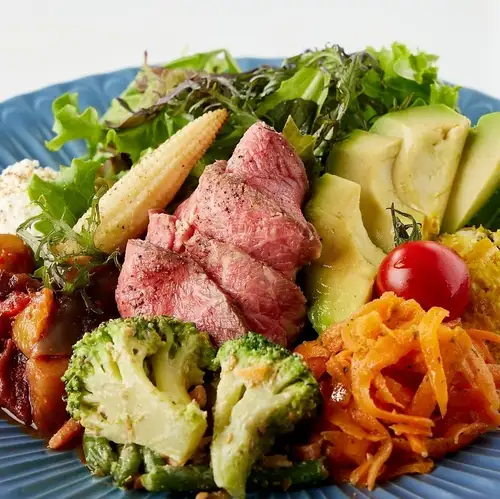 Roast beef and avocado gathering salad