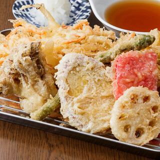 名物「かき揚げ」をはじめ、多彩な天ぷらを堪能♪