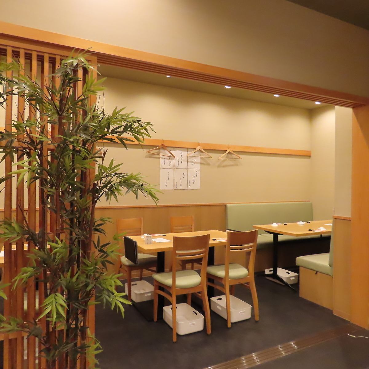 ゆったりとお食事が楽しめる落ち着いた雰囲気の店内