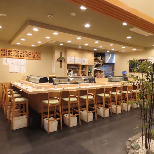 お一人様でも気兼ねなくご利用いただけるカウンター席を12席ご用意しております。 職人の調理風景を間近で見ながら、出来立てのお料理を楽しめる特等席です。会社終わりのサク飲みや、じっくりとお食事を堪能したい日にぴったり。当店自慢の新鮮な海の幸と、厳選された日本酒をゆっくりとお楽しみください。