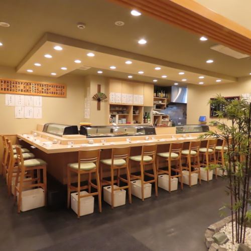 <p>お一人様でも気兼ねなくご利用いただけるカウンター席を12席ご用意しております。 職人の調理風景を間近で見ながら、出来立てのお料理を楽しめる特等席です。会社終わりのサク飲みや、じっくりとお食事を堪能したい日にぴったり。当店自慢の新鮮な海の幸と、厳選された日本酒をゆっくりとお楽しみください。</p>
