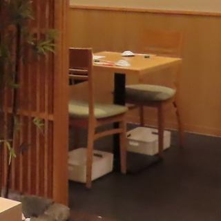 【テーブル席 2×3】デートやご友人との気軽なお食事にぴったりの2名様用テーブル席を3卓ご用意しております。落ち着いた雰囲気の中で、会話とお料理をゆっくりお楽しみいただけます♪
