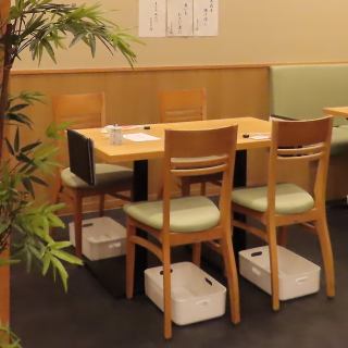 【テーブル席 4×2】4名様までの少人数グループでのご利用に便利なテーブル席が2卓ございます。会社の同僚との飲み会や、ご家族でのご利用に最適です◎ 本格的な和食とお酒を囲んで、楽しいひとときをお過ごしください。