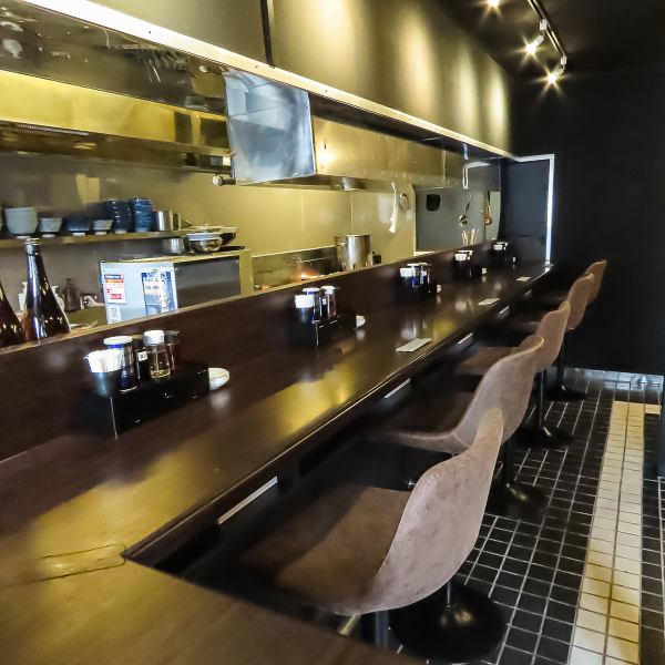 ≪店内席数≫全17席をご用意しており、ゆったりと食事を楽しめる空間です。主にカウンター席が設置されており、お一人様はもちろん、少人数でのご来店にも最適。落ち着いた雰囲気の中で、こだわりの鴨出汁ラーメンや、夜は居酒屋としての一品料理をゆっくりとご堪能ください。