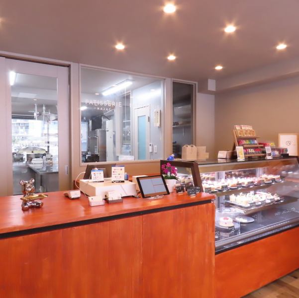 落ち着いた雰囲気を演出する木目調のカウンターと、店主こだわりのオープンキッチンが自慢の店内です！