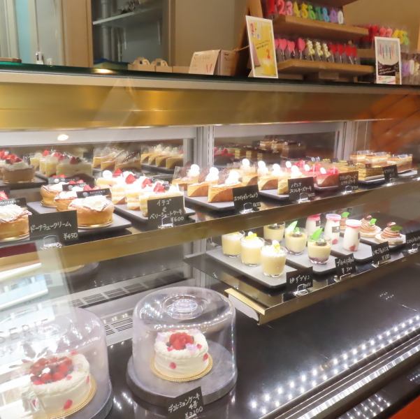 定番の商品から季節限定の商品まで、ぜひショーケースを覗いてお気に入りの商品を見つけてください♪