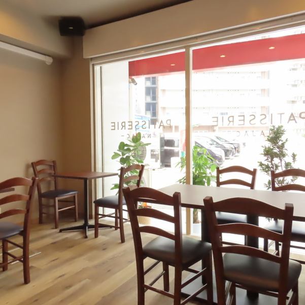 カフェスペースは8席完備。ご来店前のご予約がおすすめです◎