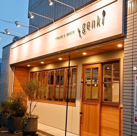 貴生川駅より徒歩約3分のところにあり、駐車場10台完備しております◎待ち合わせ場所としてもご利用しやすく、おしゃれな外観・内観になっているためデートや記念日などのご利用にもピッタリ！11:30~22:00まで営業しておりますので、ランチやアフタヌーンティー、ディナーなど幅広いシーンに使えます♪ぜひご来店ください。