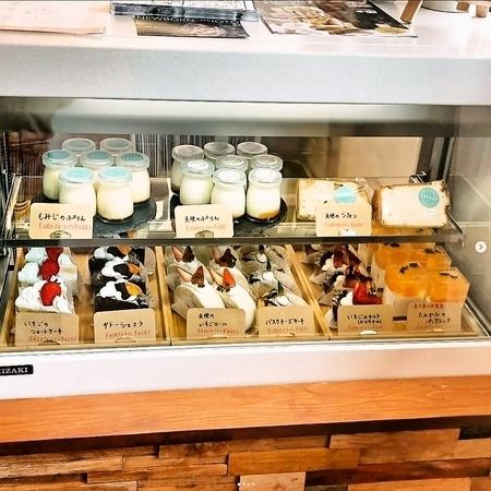 店内入り口にはショーケースがあり、中にはキレイに陳列されたデザートの数々。見るだけでも甘党にはたまらない光景をご覧ください☆パティシエが作ったケーキなどは店内でお召し上がりいただくことができ、テイクアウトも可能！テイクアウトだとお買い求めやすいため、会社帰りやお買い物帰りなどにお立ち寄りください♪