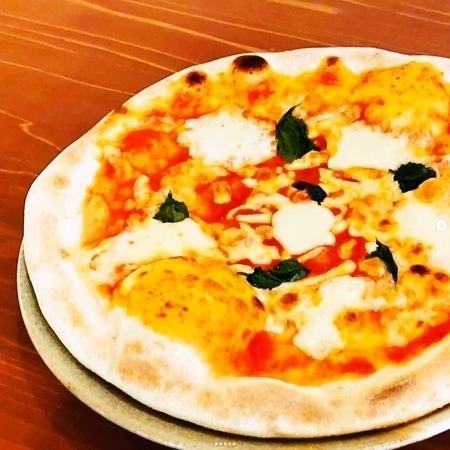 【オーダー後に作り始めるピザ】石窯で焼き上げるピザは全てオーダーをいただいてから生地を伸ばして作る！