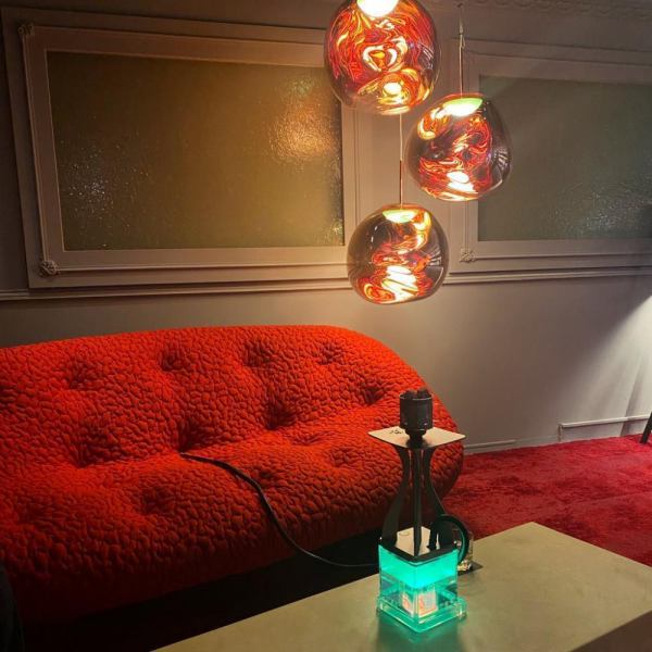 赤いソファーのお席は洗練された雰囲気と可愛らしさを併せ持ち、大変人気がございます。座り心地の良さとシーシャのリラックス効果で日ごろの疲れを癒しませんか☆