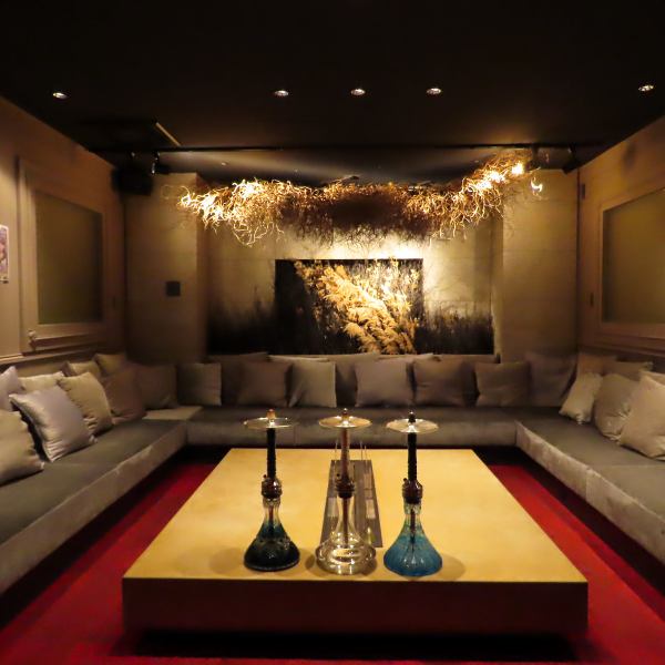 大きなソファーのお席はシーシャを楽しみながらお寛ぎいただくのにぴったりです！大人の空間でリラックスした時間を過ごしたい時には是非当店へお越しください。