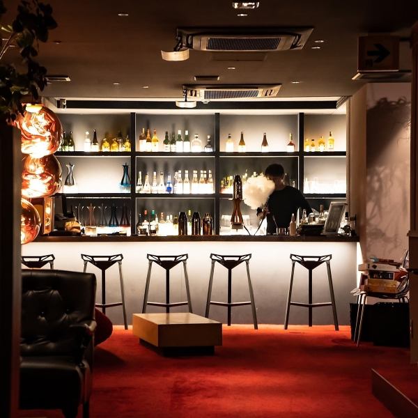 雰囲気の良いカウンターのお席も人気です。スタッフとの会話を楽しみたいお一人のお客様や、カップルでのご利用に最適です。シーシャはもちろん種類豊富なドリンクもお楽しみください。