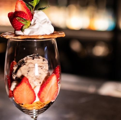 ワイングラスに盛られたイチゴのパフェ