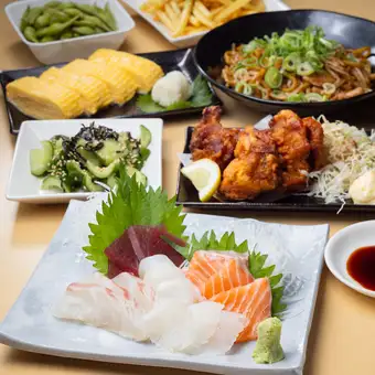 【5000日元10道菜套餐（含税）】包含3种刺身、麻婆豆腐、炸鸡和炒面——绝对令人满足的一餐！