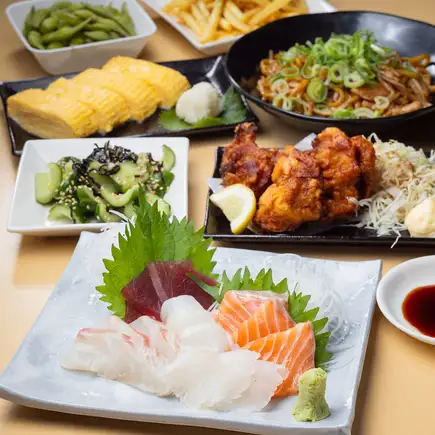 【5000日元10道菜套餐（含税）】包含3种刺身、麻婆豆腐、炸鸡和炒面——绝对令人满足的一餐！