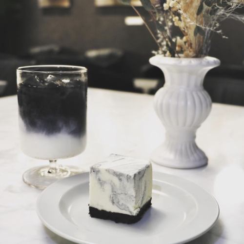 A MARBLE set that includes marble latte and marble mousse cake!