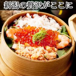 【当店名物】わっぱ風豪華海鮮飯