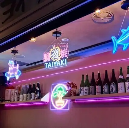 <p>ネオン管と檜が融合したモダンでスタイリッシュな空間が特徴のお洒落でありながらどこかホッと落ち着ける温かみのある内観が魅力◎仕事帰りの一杯や休日のリフレッシュなど日常の様々な場面で気軽にご活用いただけます。心地よい雰囲気の中で美味しい食事やお酒をゆっくりと味わう至福のひとときをお過ごしください★</p>