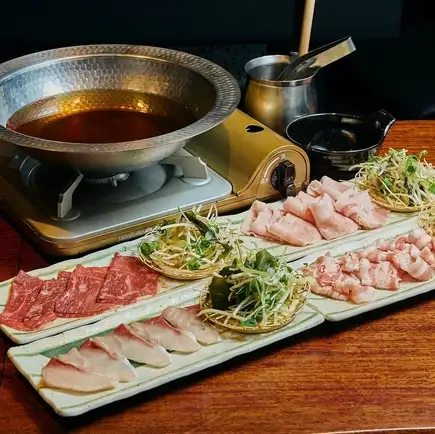 【2小时畅饮】尽享8道菜式，包括4种顶级涮涮锅（鰤鱼、黑喉鲈、和牛等）和刺身。8,800日元（含税）
