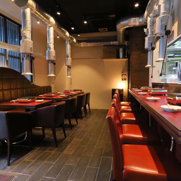 木目を活かしたモダンで洗練された空間は、まさに大人の隠れ家。A5ランク牝黒毛和牛の極上焼肉を、温かい光が優しく照らすゆったりとしたテーブルでご堪能ください。煙や臭いを気にさせない強力な換気ダクトを完備しており、お食事後も快適にお過ごしいただけます。完全個室もご用意しております☆