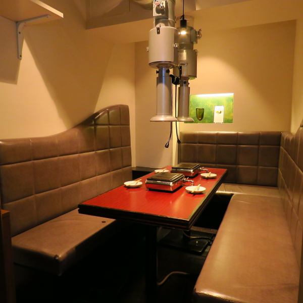 中目黒の商店街から少し離れた静かな通りに佇む高級感あふれる大人の隠れ家。白と黒を基調としたモダンで洗練された店内です。煙や臭いを全く気にさせない強力な換気ダクトを完備した完全個室は、プライバシーが保たれた贅沢な空間。A5ランク牝黒毛和牛の焼肉を、ゆったりとしたお席で心ゆくまでご堪能いただけます。