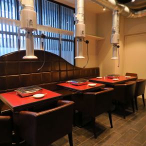 4名様でのご利用に最適なテーブル席を豊富にご用意しており、ご家族やご友人との賑やかなお食事にぴったりです。広々とした空間で、上質なA5ランク黒毛和牛の焼肉を皆で囲み、会話を楽しみながら、心ゆくまでお過ごしいただけます。和やかな雰囲気の中、思い出に残るグループでの会食をお約束いたします☆