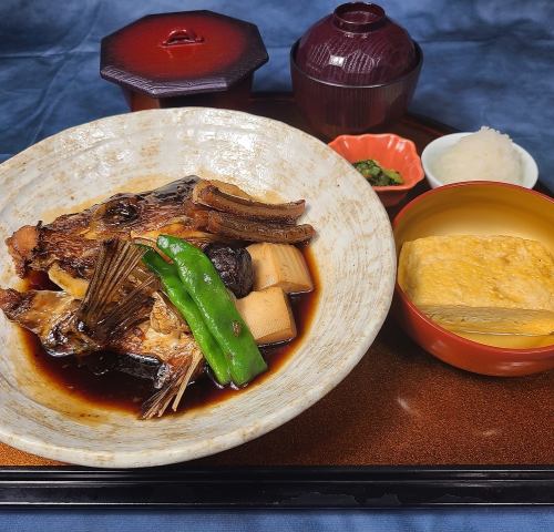 Weekday lunch special: Boiled fish set meal 1280 yen (tax included)