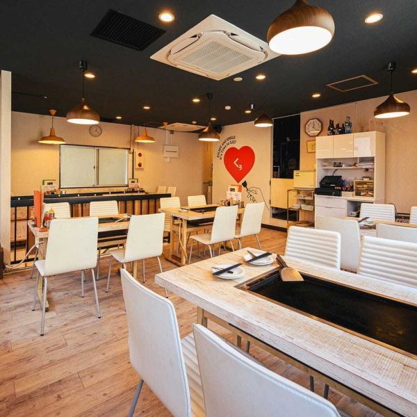 明るく開放感のある店内は、まるで西洋のダイニングを思わせるおしゃれな空間です。テーブルごとに鉄板が設置されており、目の前で調理するライブ感を楽しめます。元気なスタッフが丁寧にお迎えし、初めての方でも安心して過ごせるアットホームな空気が漂っています♪ぜひお気軽にご来店ください!