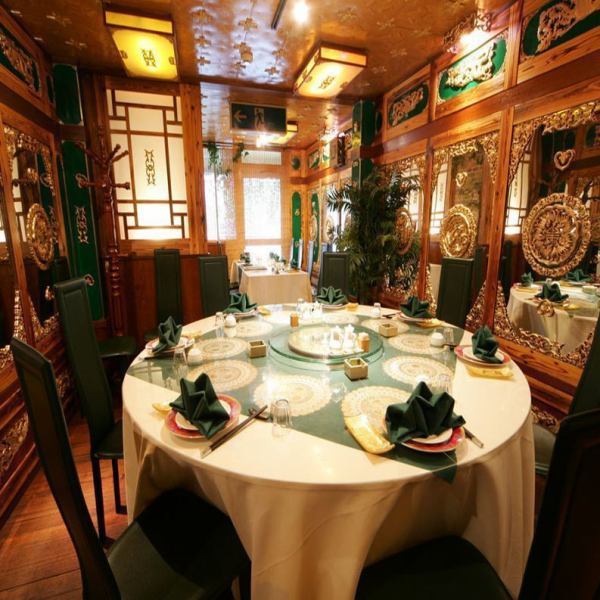 Private room where elaborate decoration creates atmosphere << The third floor is a round table and 12 to 18 people are reserved on the floor.>> A store that is organized in a gentle atmosphere that combines high quality with natural.In the calm space, you can enjoy superb food and liquor while relaxing relaxedly.It can be used in various scenes such as dinner with important people, various banquets other than meals.