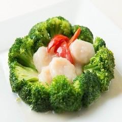 Stir-fried scallops and broccoli