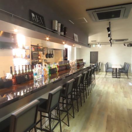 デートやご友人とのお食事にピッタリなカウンター席。バーとしての利用も大歓迎です！