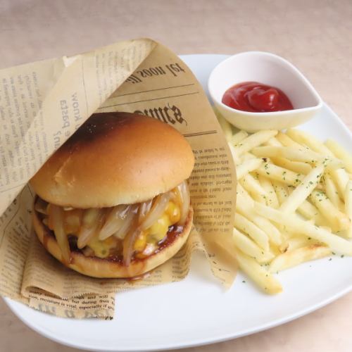 特製ソースと野菜たっぷり【REV.バーガー】