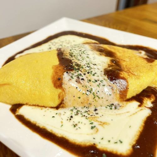 Fluffy and soft egg omelet rice