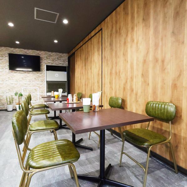 店内はゆったりとした配置で、ファミリーから会社員まで幅広い層に人気。少人数の食事や仕事帰りの集まり、宴会などさまざまなシーンに対応しています。明るく清潔感のある空間で、気取らず過ごせるのが魅力。食事を囲みながら、会話も弾む温かみのある雰囲気です。