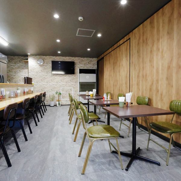 店内の一角にあるカウンター席は、目の前にキッチンがあり、ライブ感を楽しめる人気のスペース。調理の音や香りを感じながら、ゆったりと食事やお酒を楽しめます。一人飲みや軽く立ち寄りたい時にもぴったりで、店内の温かい雰囲気を感じながらくつろげる心地よい空間です。