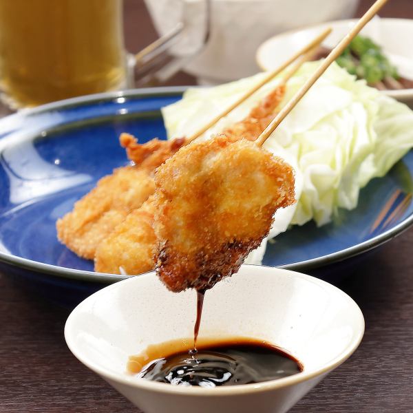 揚げたての香ばしさがたまらない！定番の串カツ