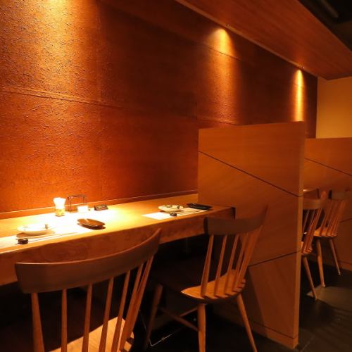 <p>【多彩な席でシーンに合わせた使い分け】カウンター、掘りごたつ、個室など、用途に応じた席が充実。デートから宴会まで幅広く対応可能でレイアウト自由にご利用いただけるお席がございますのでお気軽にご相談くださいませ。</p>